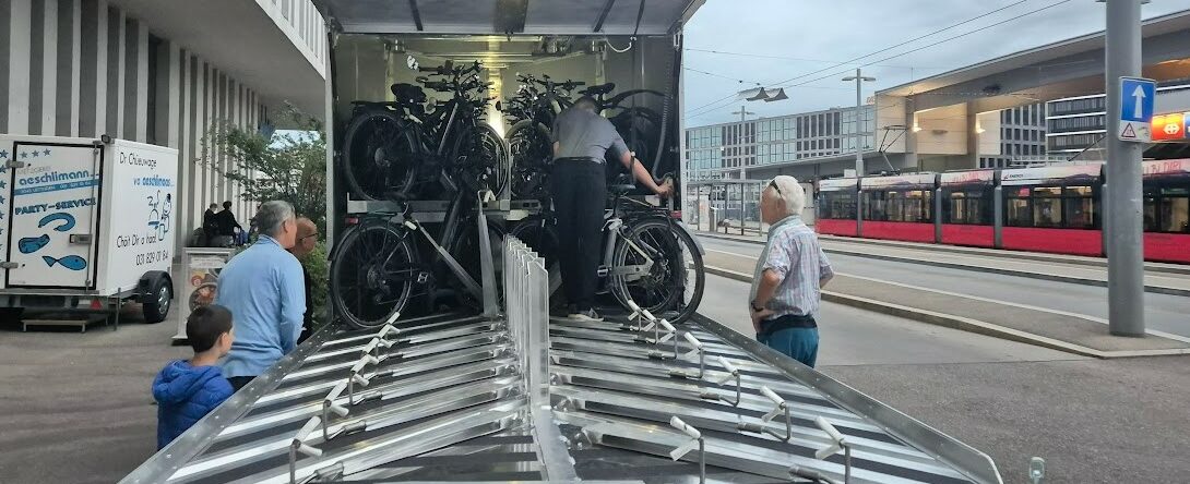 anänger und car für velotour mieten